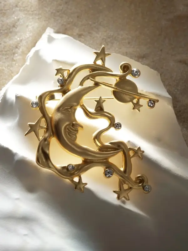 Брошь &laquo;Космос&raquo;, белая в матовом золоте