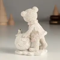 Фигурка полистоун &laquo;Мишка с птицей на большом снежке&raquo;, 7.5&times;5.5&times;10.5 см