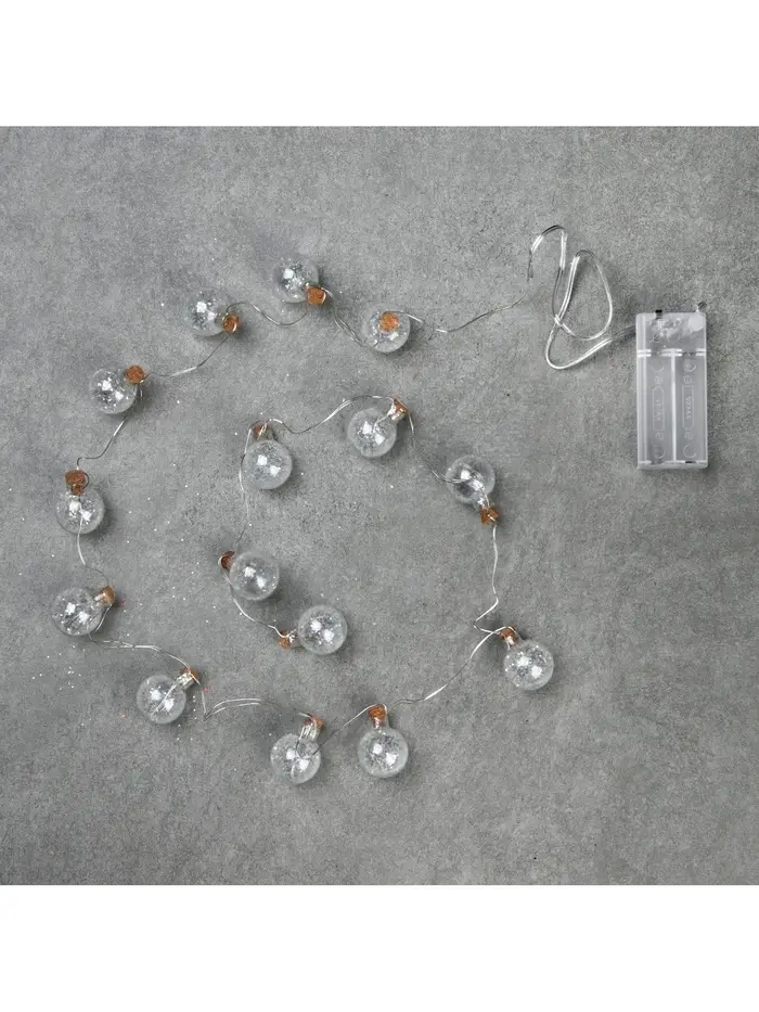 Гирлянда &laquo;Нить&raquo; 1.6 м с насадками &laquo;Шарики с белым конфетти&raquo;, IP20, серебристая нить, 15 LED, от батареек АА&times;2, свечение белое