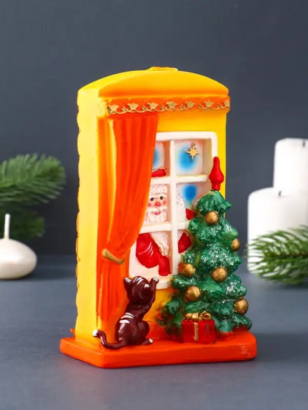 Свеча фигурная "Дед Мороз стучится в дом" 6,5х9х14,5 см