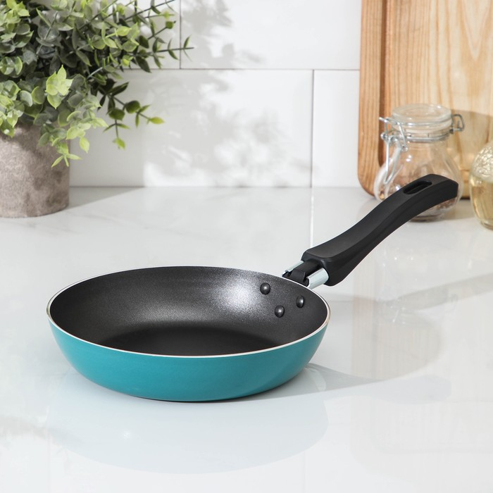 Сковорода Colibri, d=18 см, пластиковая ручка, антипригарное покрытие, цвет голубой Сковорода Colibri, d=18 см, пластиковая ручка, антипригарное покрытие, цвет голубой