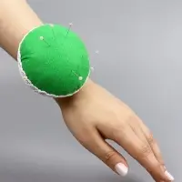 Игольница на руку, d=8 см, зелёная