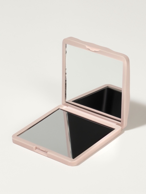 Зеркало складное квад (2) с/увел 7*7 см ВОЛНА матовый бежевый пакет QF Зеркало складное квад (2) с/увел 7*7 см ВОЛНА матовый бежевый пакет QF