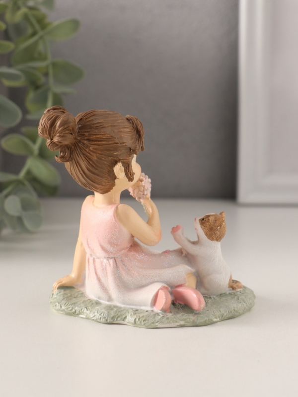 Сувенир полистоун Сувенир полистоун "Девчушка с котёнком на лужайке" розовый 9,5х6,5х8,5 см
