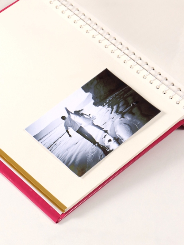 Фотоальбом магнитный 20 листов "Начни своё утро с улыбки!" фуксия тиснение золото 29х24х2 см   10665