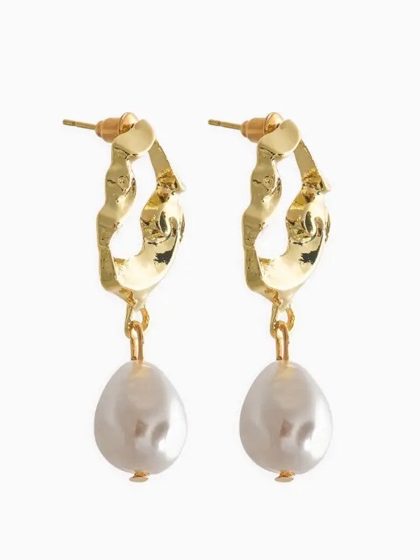 Серьги жемчуг "Капелька" мятый металл, цвет белый в золоте