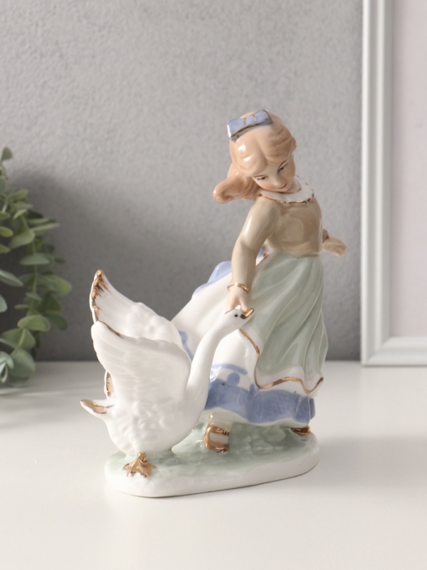 Сувенир керамика  Сувенир керамика "Девочка с гусем" 21х11х23 см