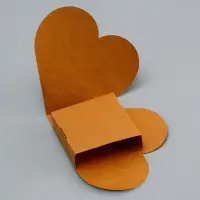 Подарочная коробка - сердце, с вкладышем внутри для конфет, открыток и сувениров, крафт, 10&times;10&times;3 см