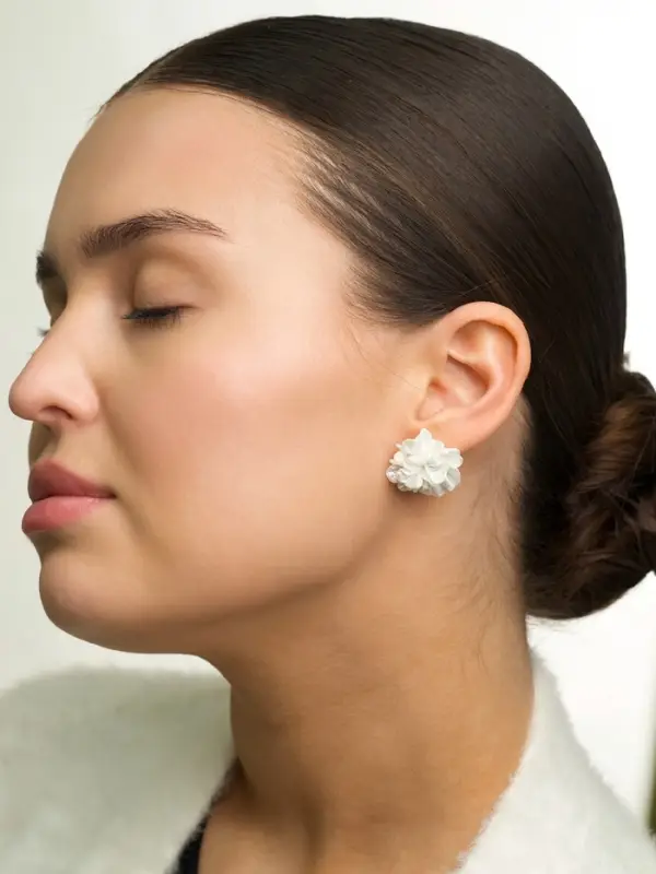 Серьги &laquo;Цветок бархатец&raquo;, цвет белый перламутр