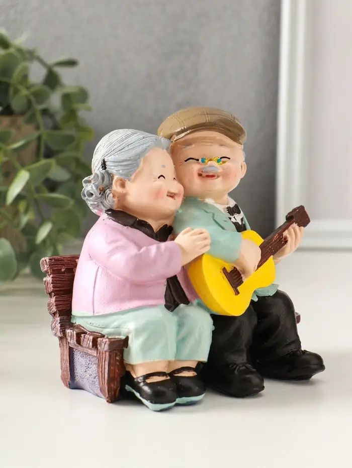 Сувенир полистоун "Дедуля играет на гитаре для бабули" 12х9х12 см