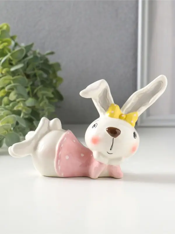 Сувенир керамика "Зайка с жёлтым бантом в розовой кофте в горох" 15,1х6,8х9,4 см