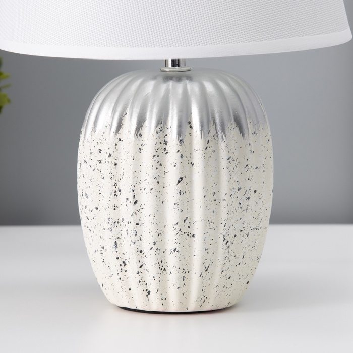 Настольная лампа с абажуром RISALUX «Нике», 1×Е14, 40 Вт, белый, 22×22×32 см Настольная лампа с абажуром RISALUX «Нике», 1×Е14, 40 Вт, белый, 22×22×32 см