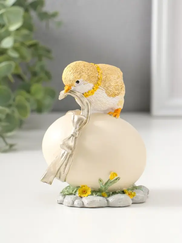 Сувенир полистоун "Цыплёнок завязывает подарочный бант на яйце" 11 см