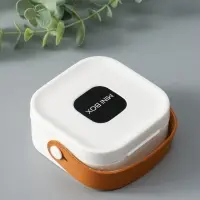 Шкатулка пластик для украшений с зеркалом, с ручкой 3 ячейки, 3 полосы, белый 9х9х3,8 см