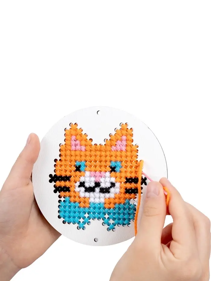 Набор для творчества. Вышивка по деревянным трафаретам "Портретная галерея"