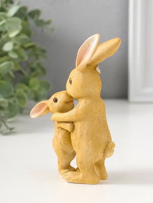 Сувенир полистоун "Мама зайка в цветочном венке обнимает малыша" 15 см