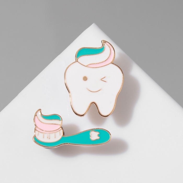 Набор значков (2 шт.) «Зуб и щётка», цветной в золоте Набор значков (2 шт.) «Зуб и щётка», цветной в золоте