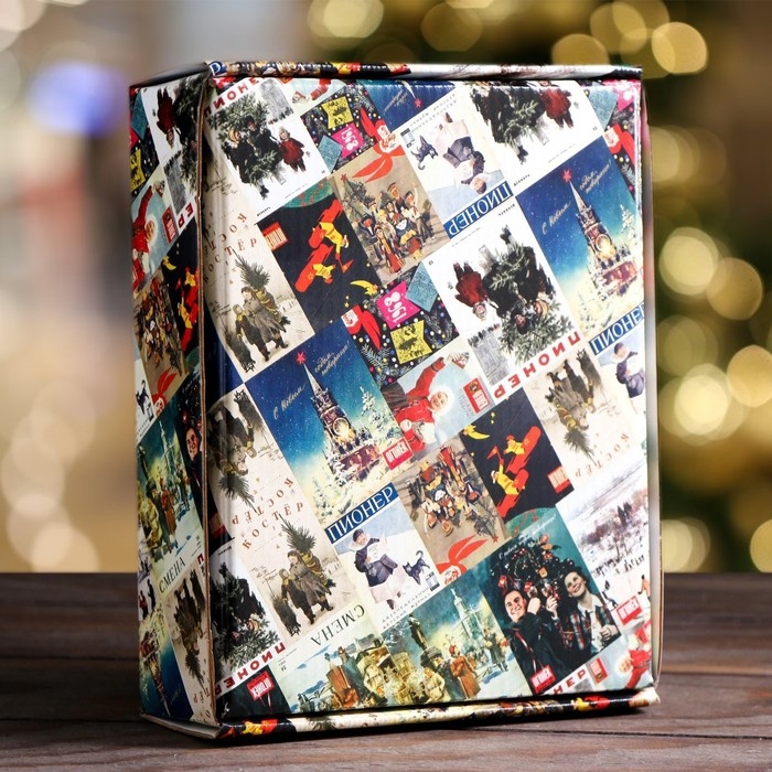 Новый год. Коробка подарочная, крышка-дно, с окном Новый год. Коробка подарочная, крышка-дно, с окном "Новогодняя афиша", 18 х 15 х 5 см.
