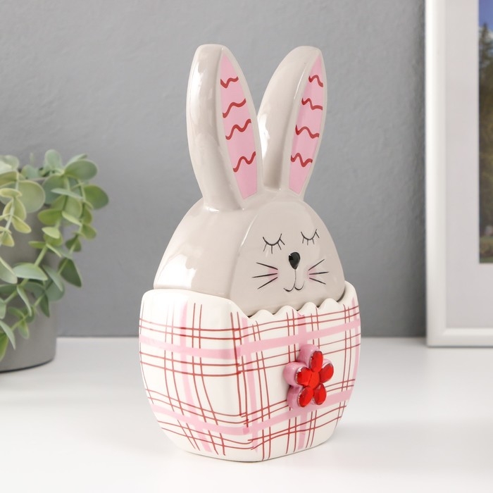 Шкатулка керамика Шкатулка керамика "Зайка в яйце в клеточку, с цветком" серо-красный 11,8х7,2х20,8 см