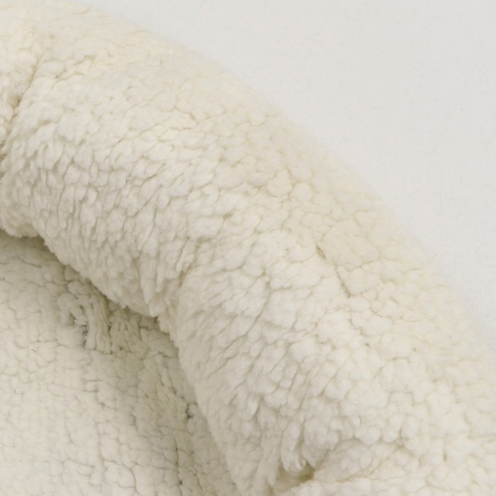 Лежанка для собак и кошек  Лежанка для собак и кошек "Уют", мягкий мех, 50 х 42 х 11 см, молочная