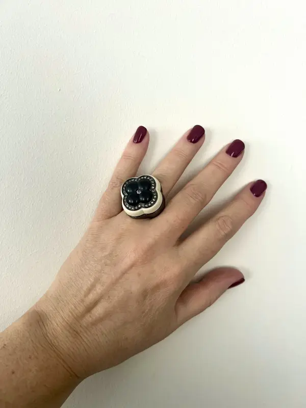 Кольцо  (р.7- 17-17,5) Камелия "Chaнel style" бел,черный пластик