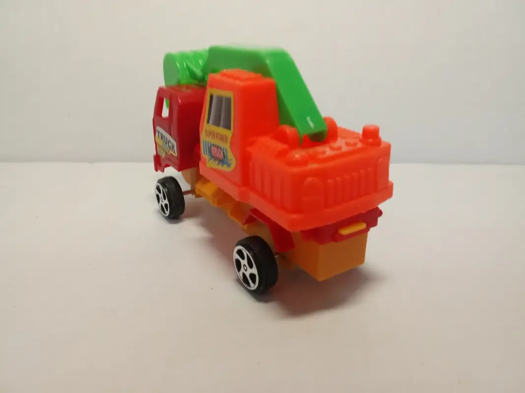 Инерционный экскаватор с ковшом