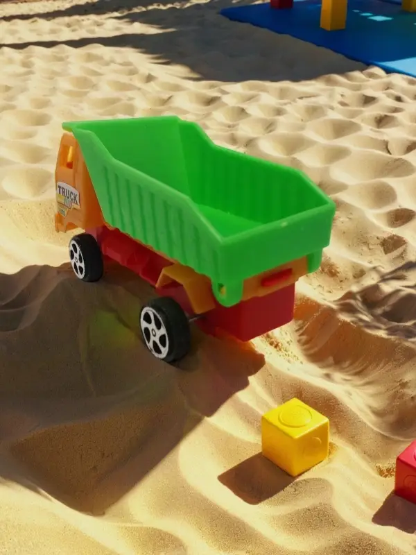 Инерционный самосвал юный строитель