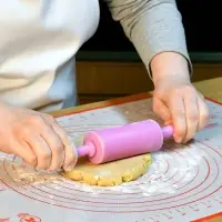 Скалка с пластмассовыми ручками 22см (ассортимент)