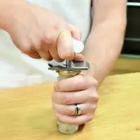 Открывалка для банок с винтовыми крышками Открывалка для банок с винтовыми крышками