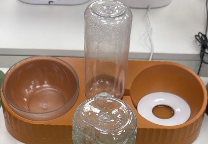 Миска с автопоилкой коричневая Миска с автопоилкой коричневая