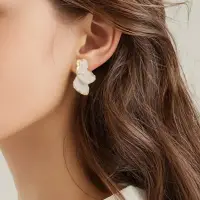 Серьги гвоздики массивные Цветы эмаль молочные золотистые