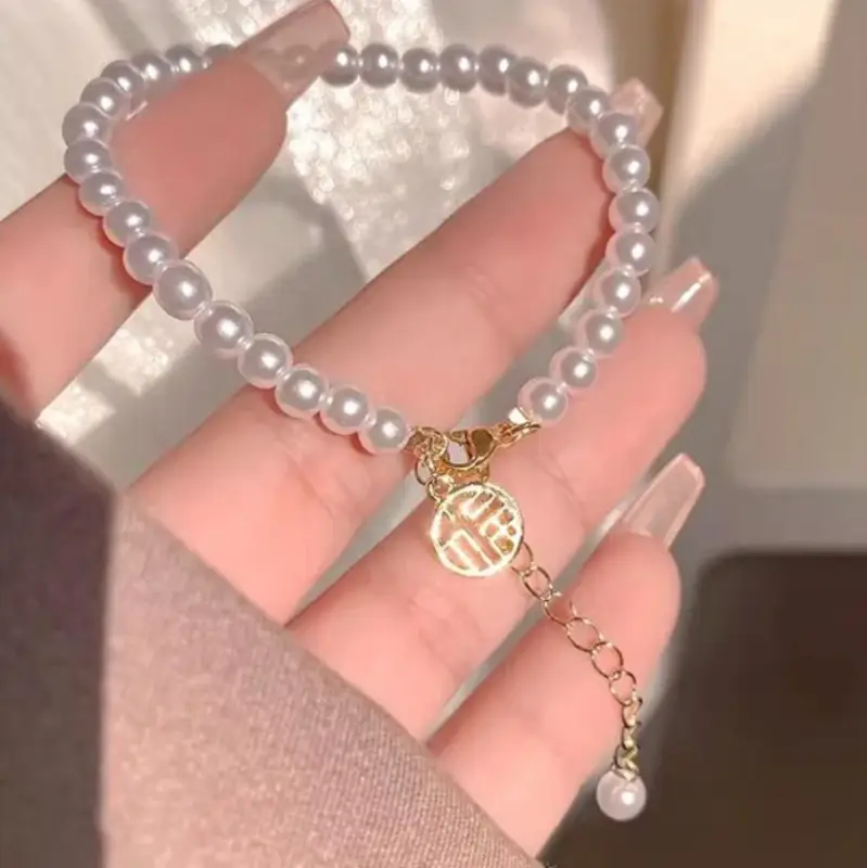 Браслет из жемчужных бусин с золотистой вставкой Браслет из жемчужных бусин с золотистой вставкой