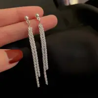 Серьги длинные со стразами серебристые