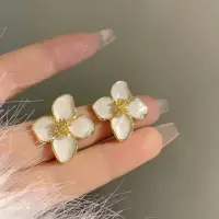 Серьги гвоздики Цветочки эмаль белая золотистые