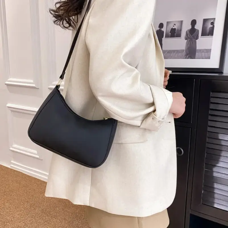 Сумка кросс-боди экокожа черная 20 см Сумка кросс-боди экокожа черная 20 см