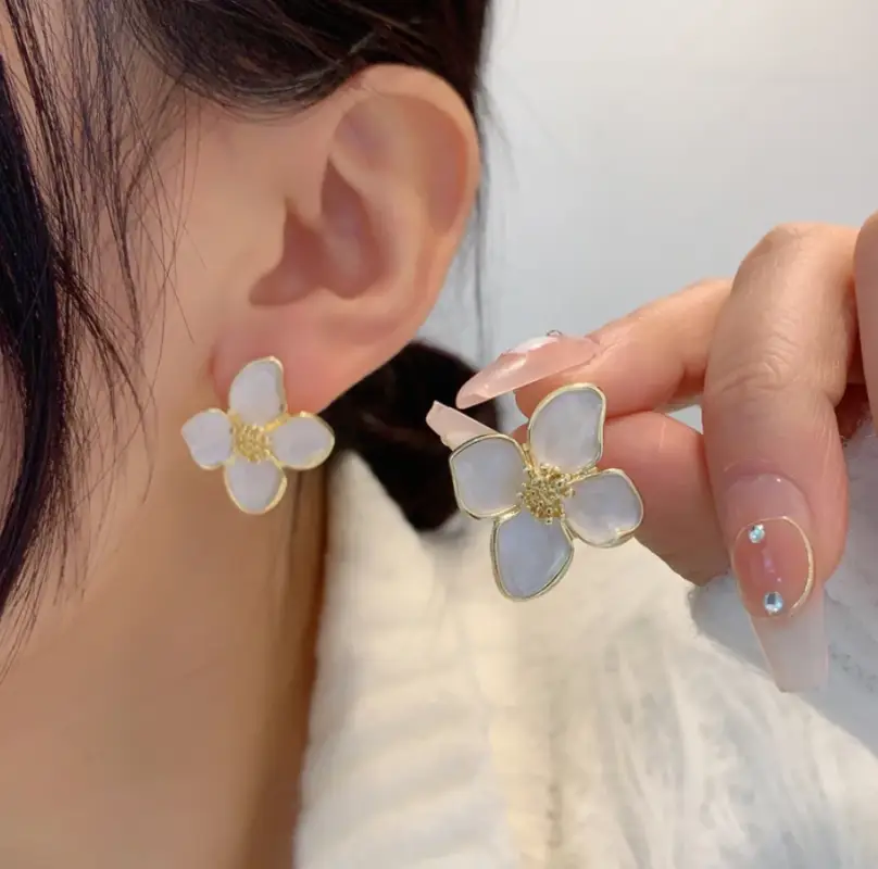 Серьги гвоздики Цветочки эмаль белая золотистые