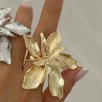 Кольцо массивное Цветок регулируемое золотистое