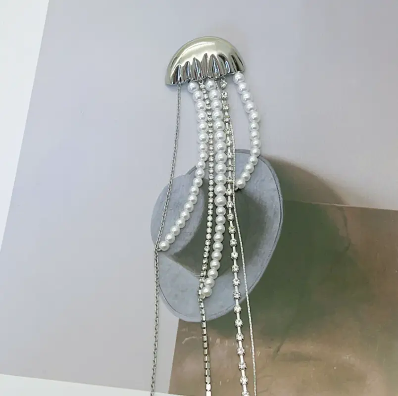 Брошь Медуза со стразами и жемчугом 20 см