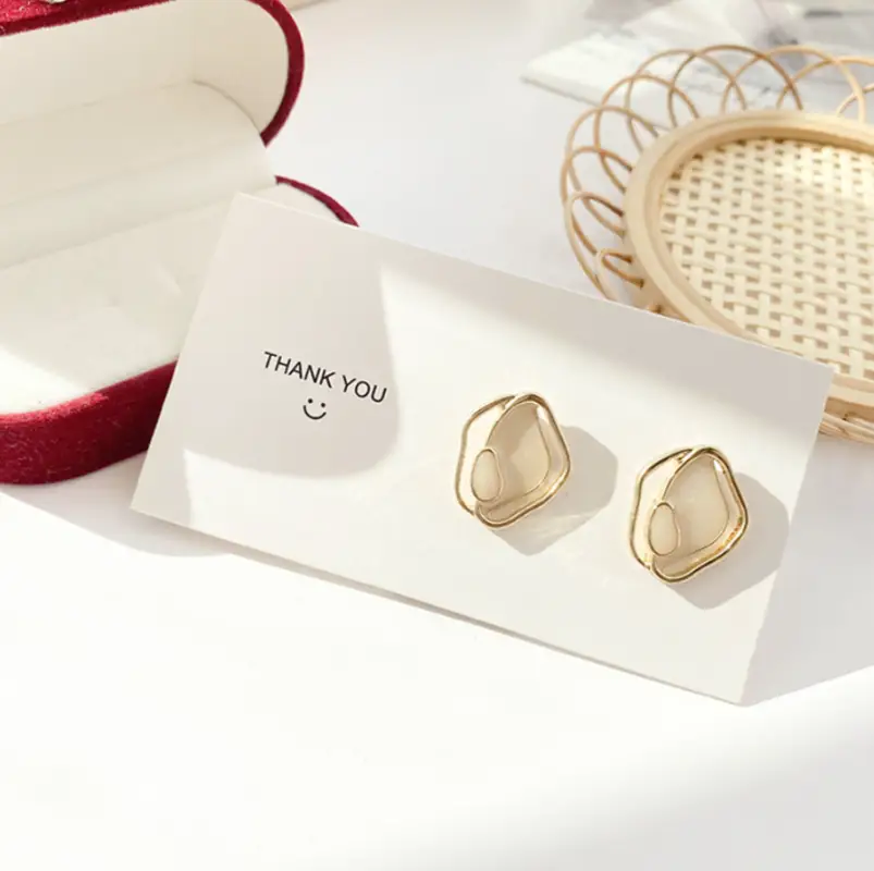 Серьги гвоздики бежевые