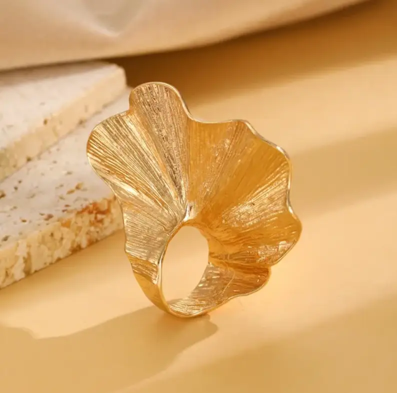 Кольцо массивное Лепесток регулируемое золотистое