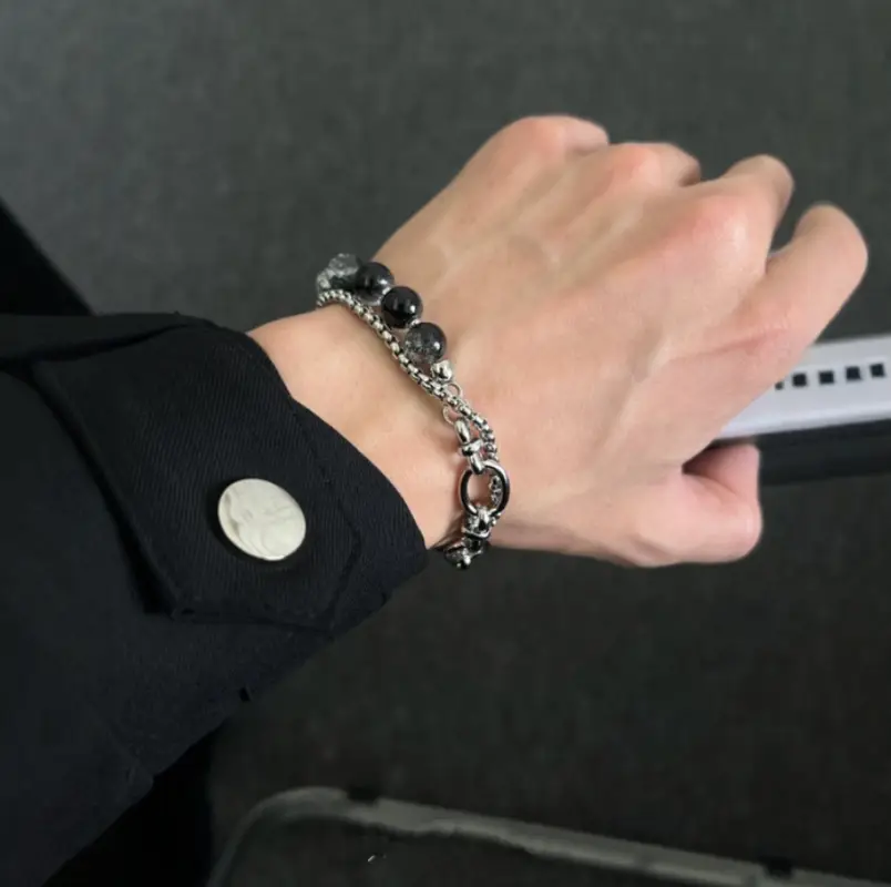 Браслет на руку из камней с цепочкой темный