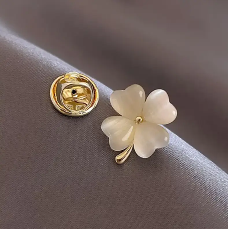 Брошь Клевер с камнем кошачий глаз белый золотистая