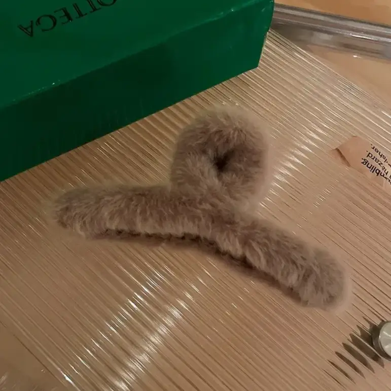 Крабик для волос пушистый молочный 12 см