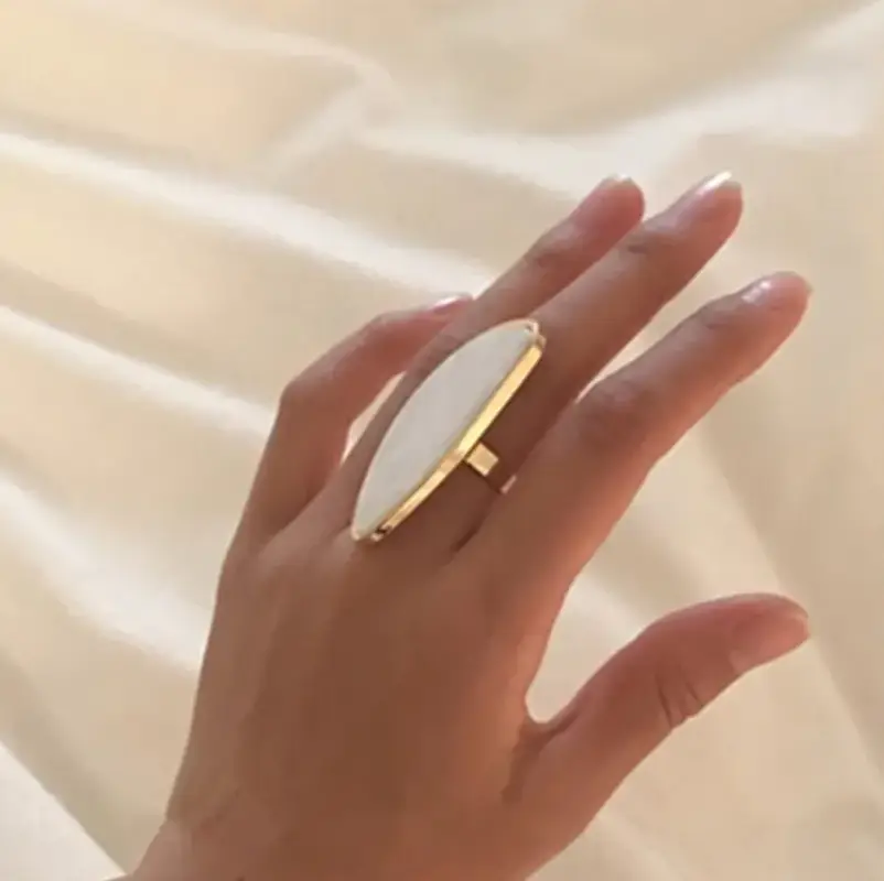 Кольцо массивное Перламутровое регулируемое золотистое