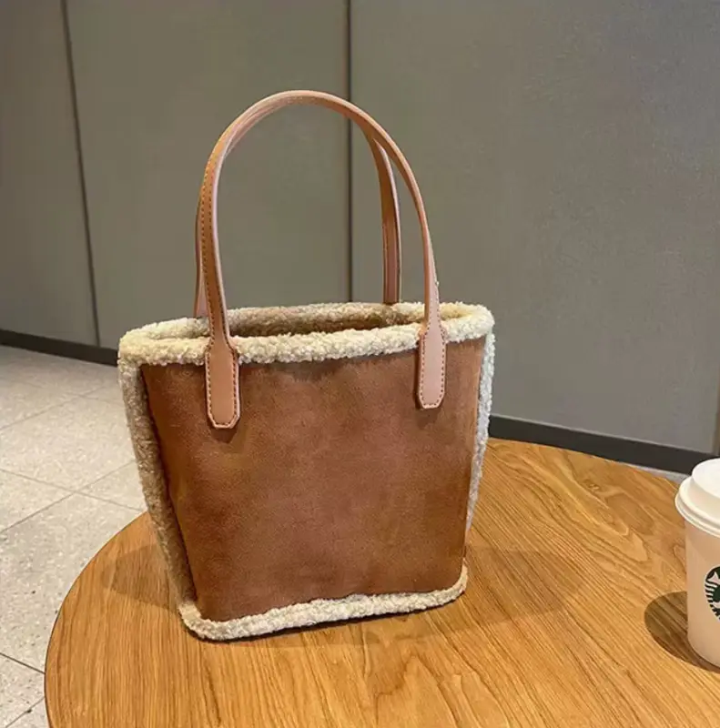 Сумка шоппер с мехом на плечо замша бежевая Сумка шоппер с мехом на плечо замша бежевая