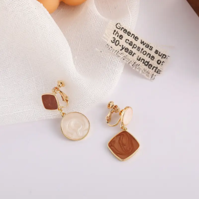 Клипсы круглые коричнево-бежевые эсаль