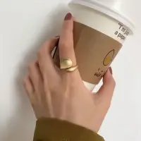 Кольцо Лепестки регулируемое матовое золотистое