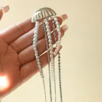 Брошь Медуза со стразами и жемчугом 20 см