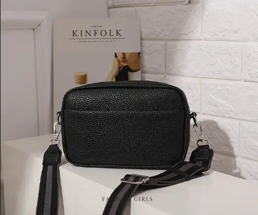 Сумка на плечо с цветным ремешком экокожа черная Сумка на плечо с цветным ремешком экокожа черная