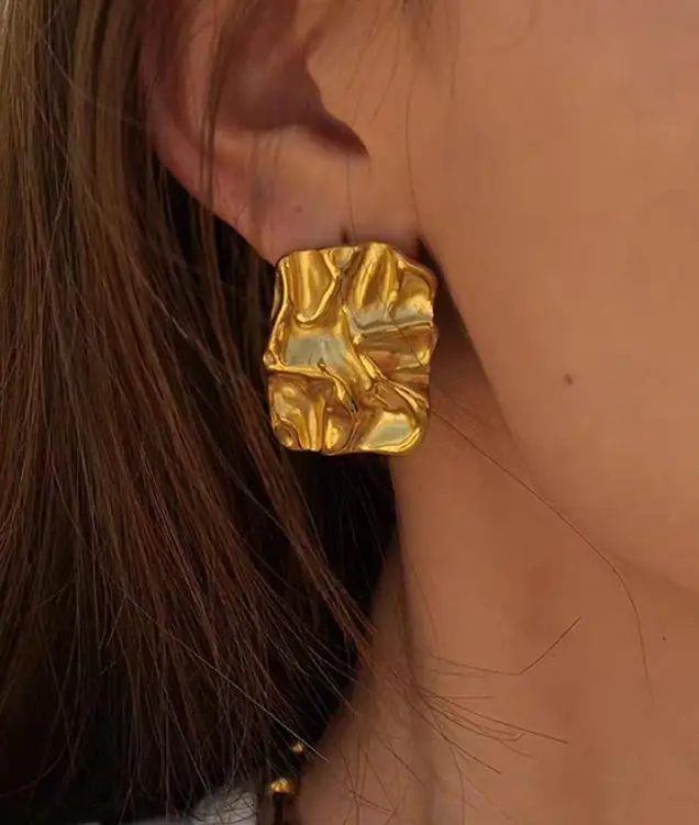 Серьги гвоздики Мятое золото прямоугольные золотистые